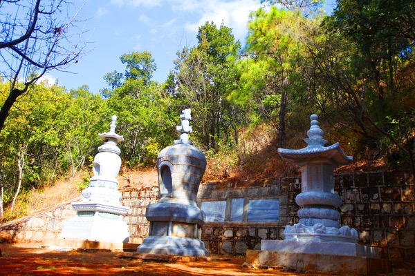 靜聞墓佛塔寺,位於雞足山左支文筆峰盡頭,駐足其間昂首環視全山,綠樹